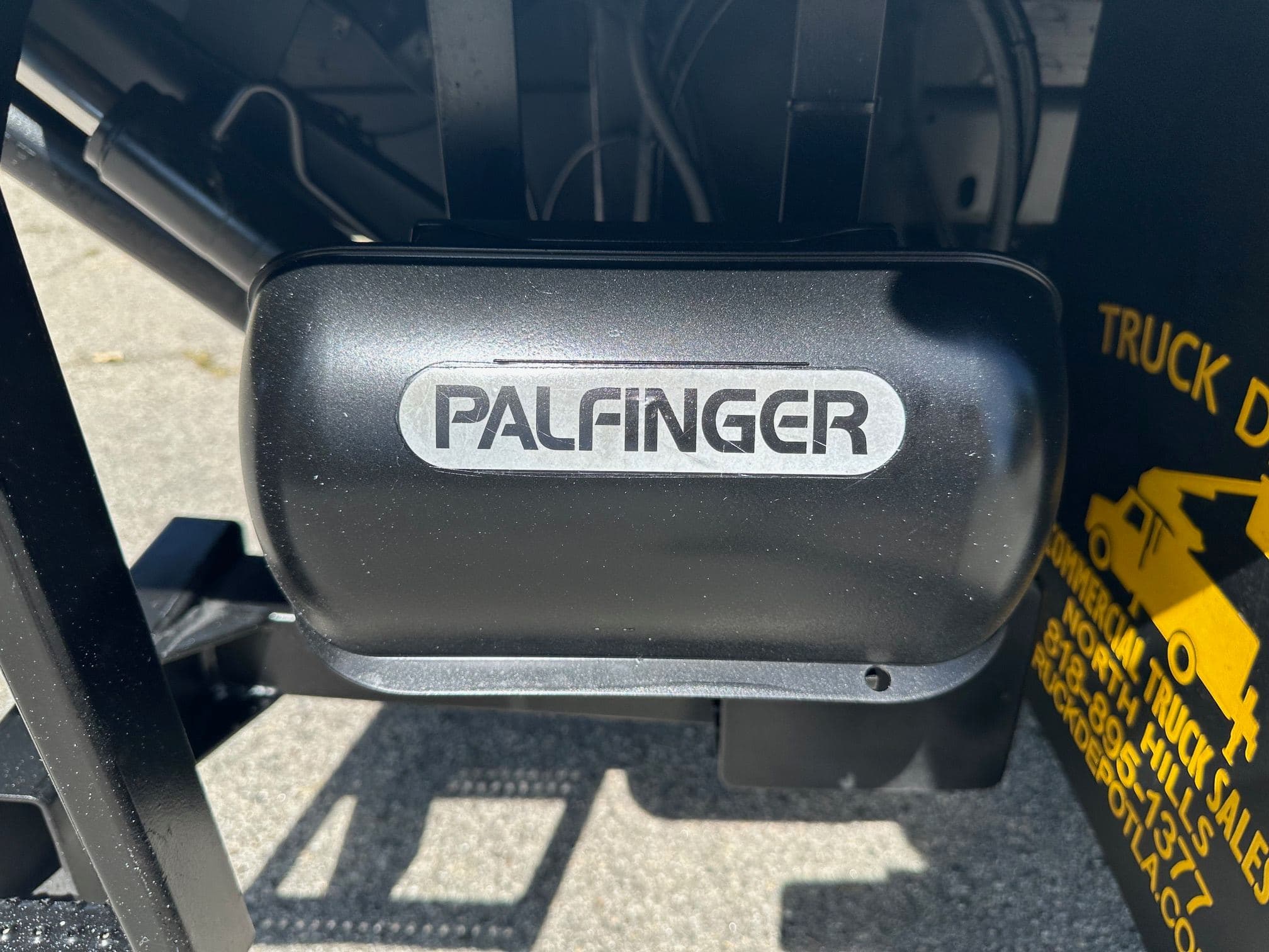 2016 Ford F-350 Reefer Box Truck with Liftgate image 12