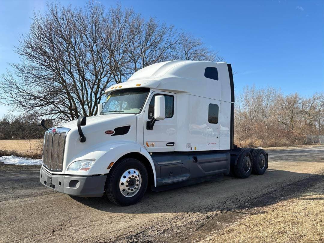 2021 Peterbilt 579 image 1