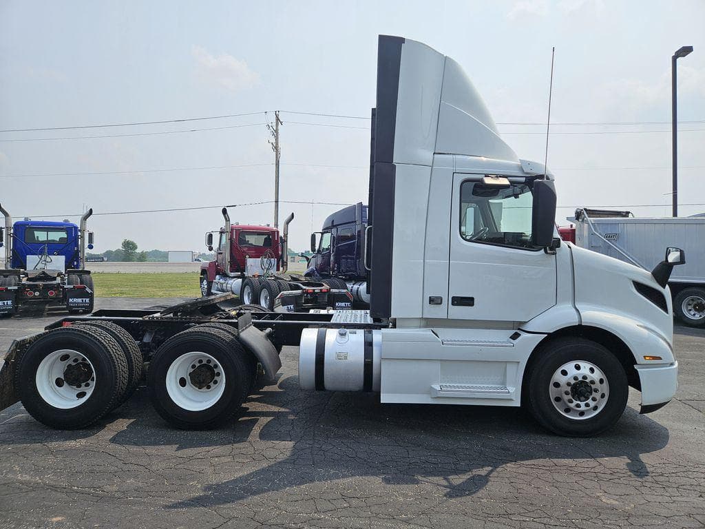 2020 Volvo VNR image 6