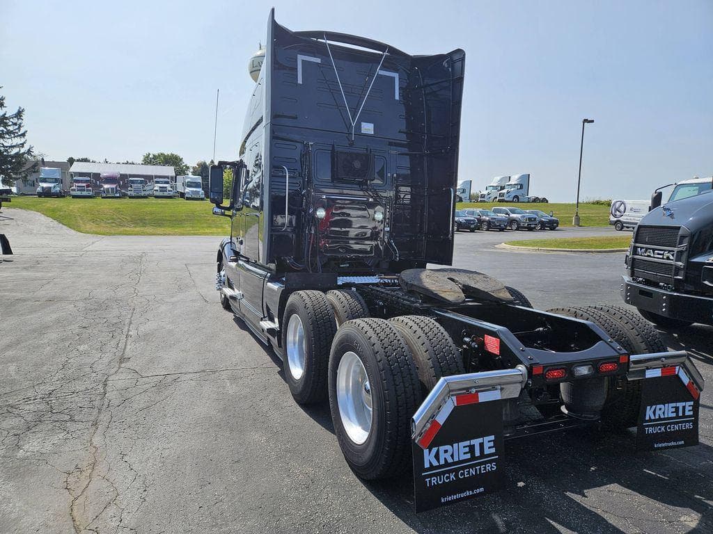 2023 Volvo VNL image 3