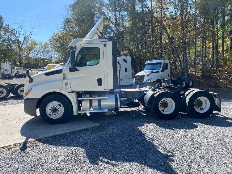 2019 Freightliner Cascadia 126 Day Cab Truck - 435HP, 12 Speed Automatic image 4