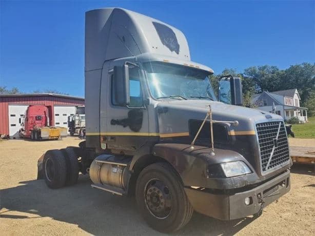 2006 VOLVO VNM42T200 image 1