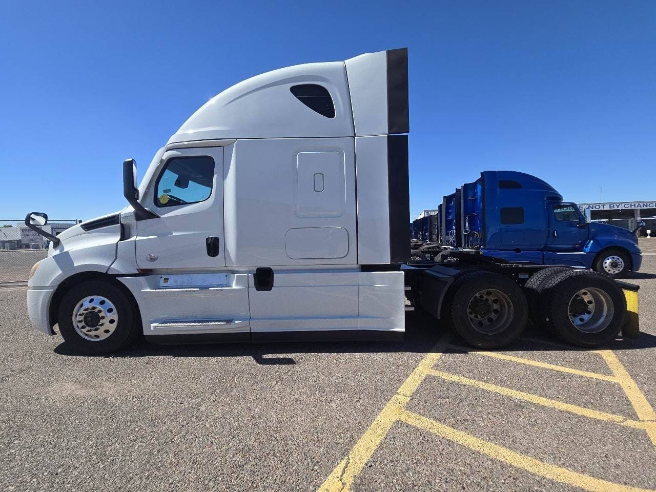 2021 Freightliner Cascadia 126 Sleeper Semi Truck - 72" Condo, Detroit 400HP, Automatic image 5
