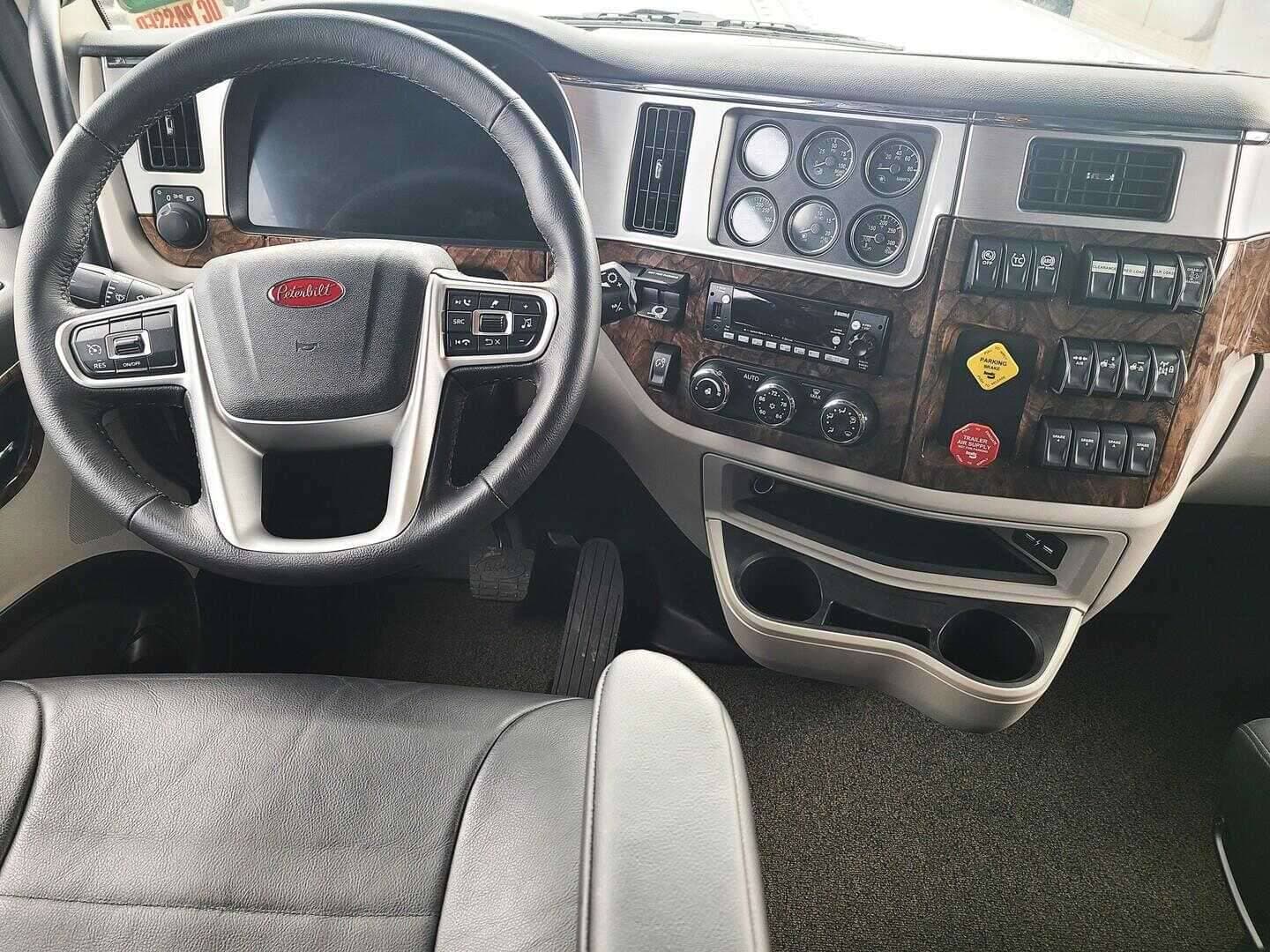 2025 Peterbilt 589 image 11
