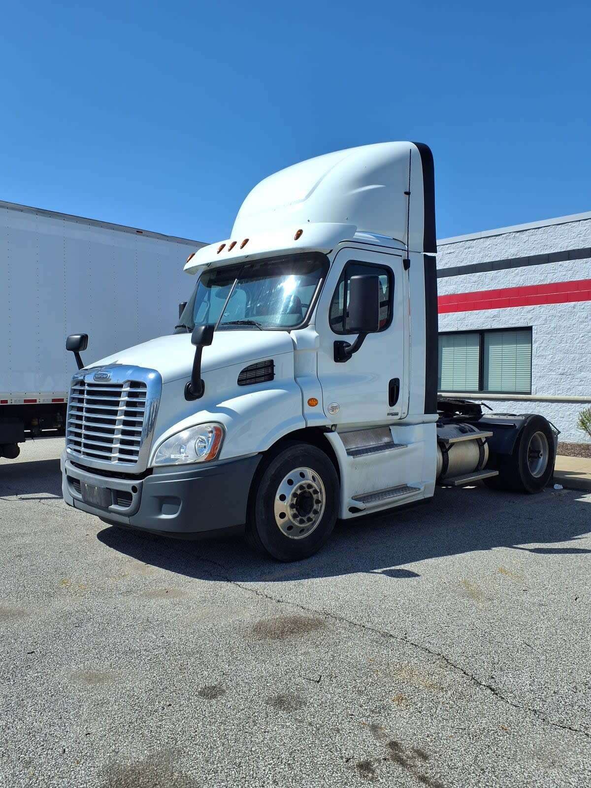 Used 2019 FREIGHTLINER Conventional - Day Cab - CASCADIA image 7