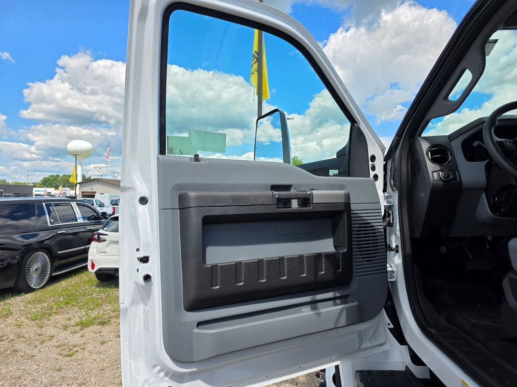 2027 Ford F-650SD Base image 14