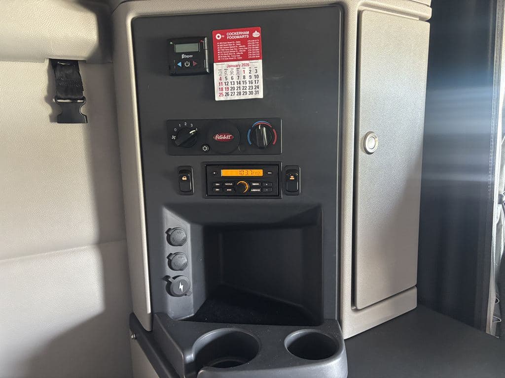 Used 2024 PETERBILT 579 image 23