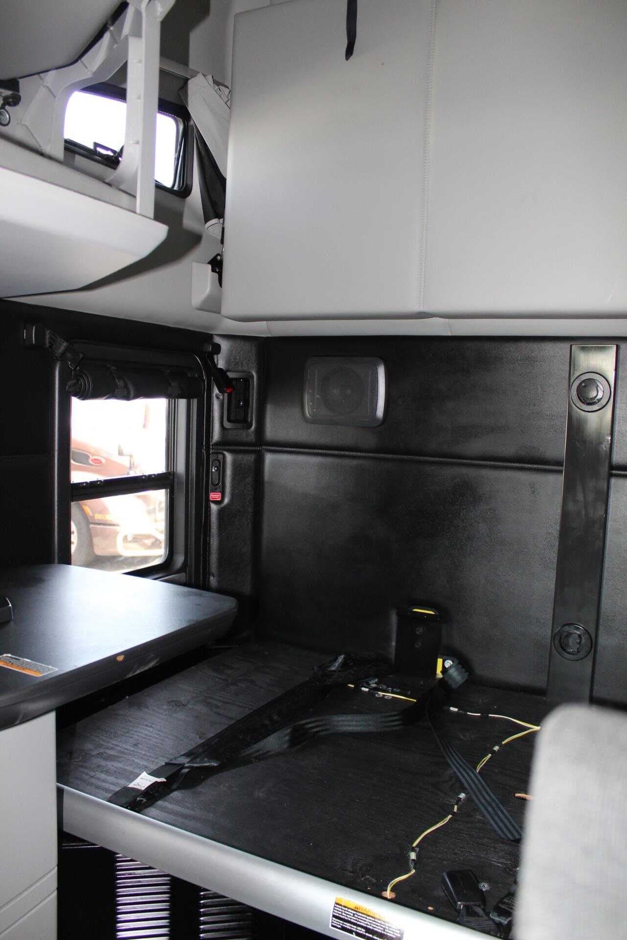 2022 Kenworth T680 image 6