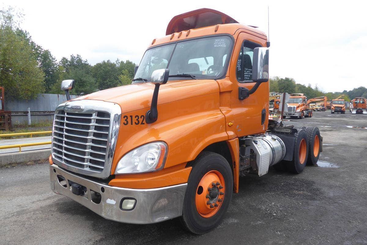 Used 2016 FREIGHTLINER Conventional - Day Cab - CASCADIA 125 image 1