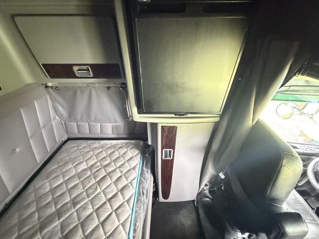 Used 2024 PETERBILT 389 image 11