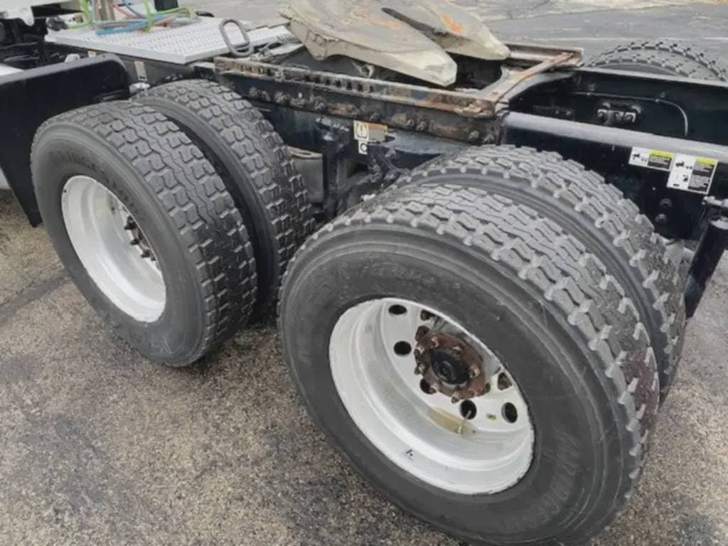 2022 Peterbilt 579 image 3