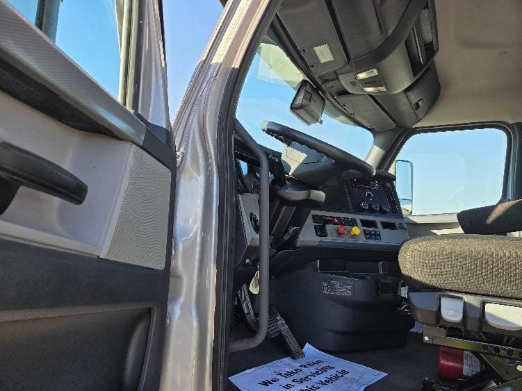 2021 Freightliner Cascadia image 10