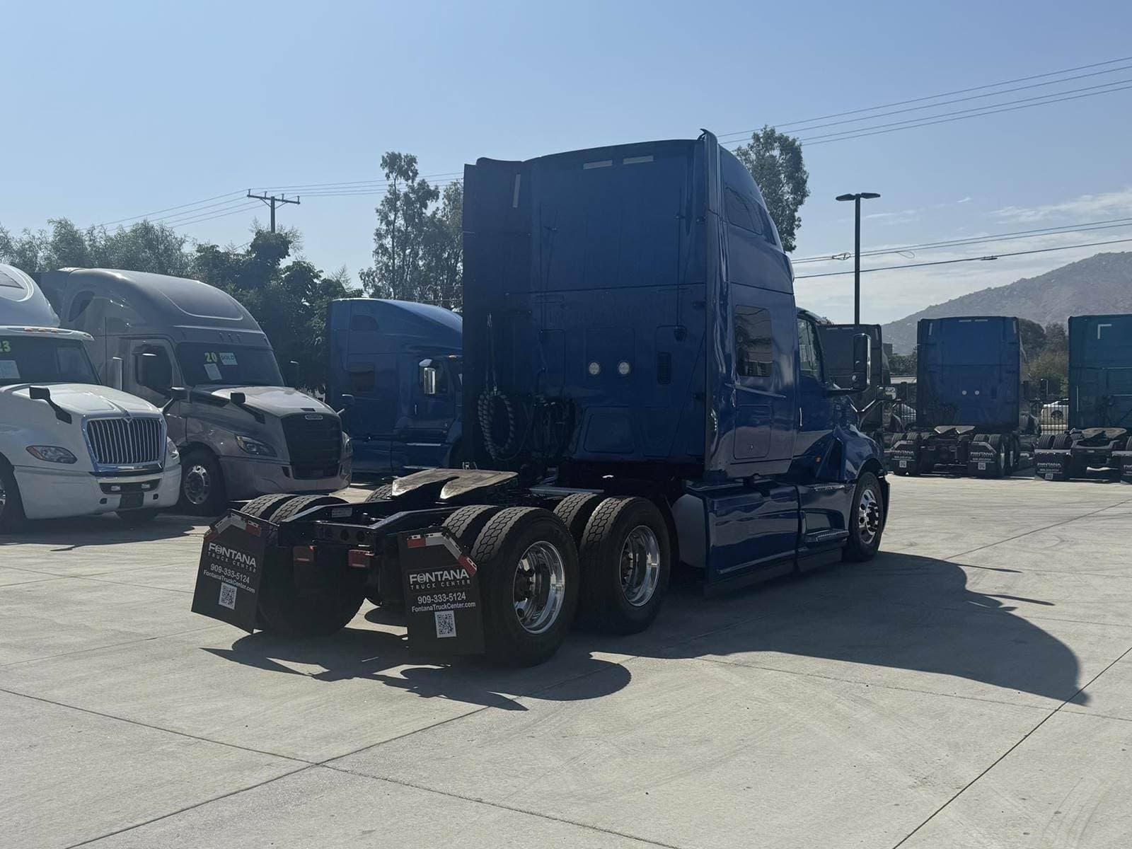 2020 International LT625 image 5