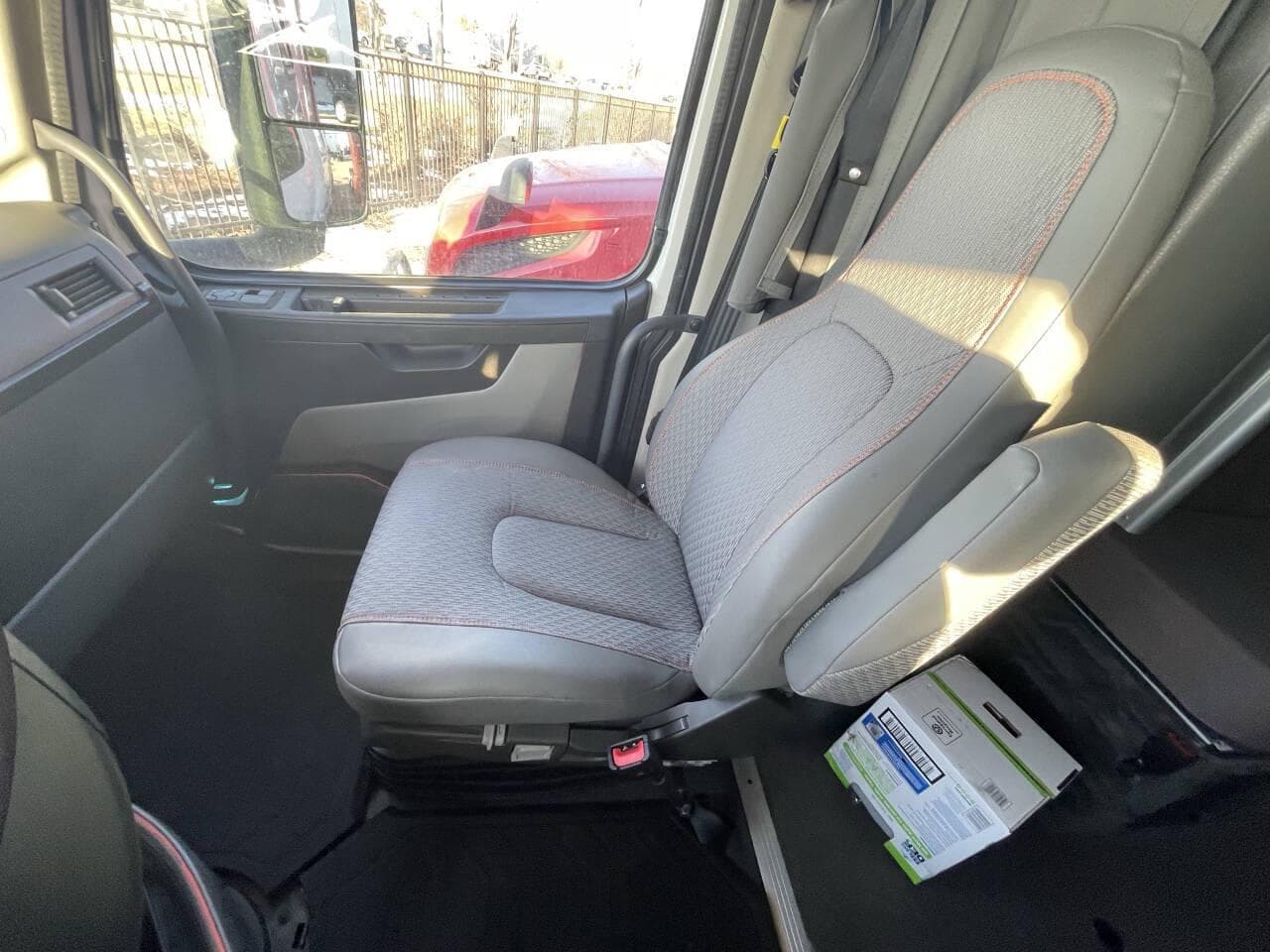 2024 Volvo VNL image 11