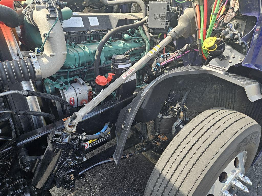 2021 Volvo VNL64T740 image 11