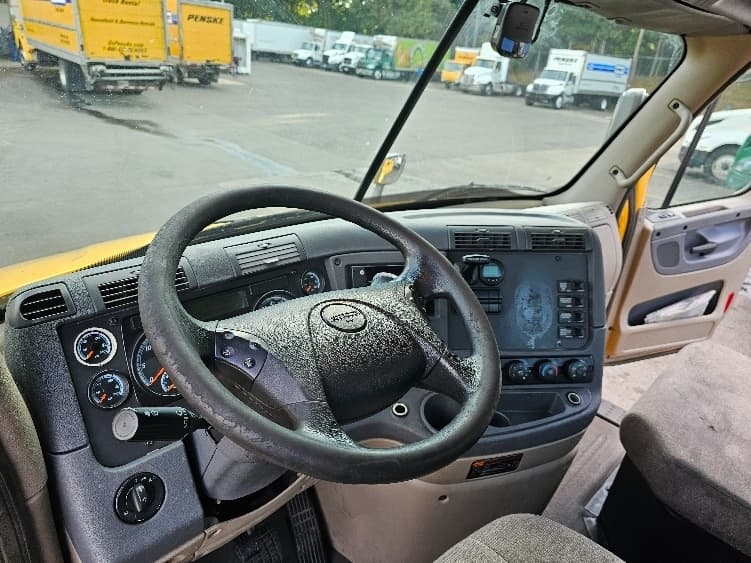 Used 2019 FREIGHTLINER Conventional - Day Cab, Tractor image 12