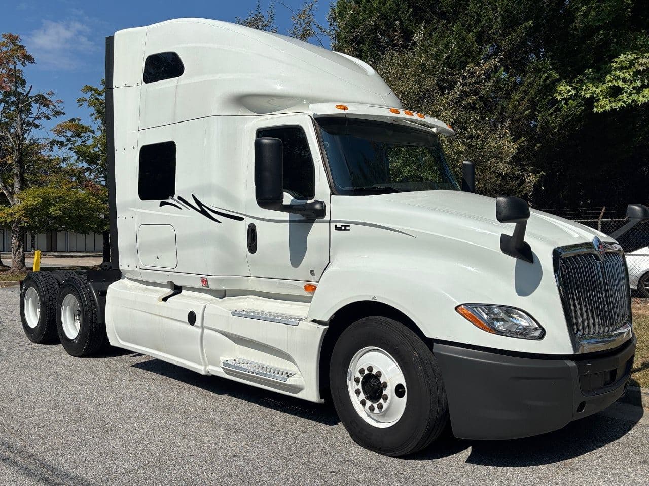 2019 International LT625 image 2