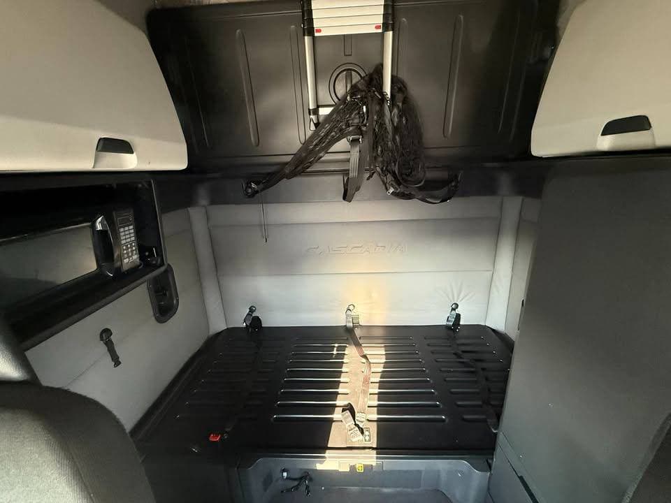 2020 Freightliner Cascadia image 12