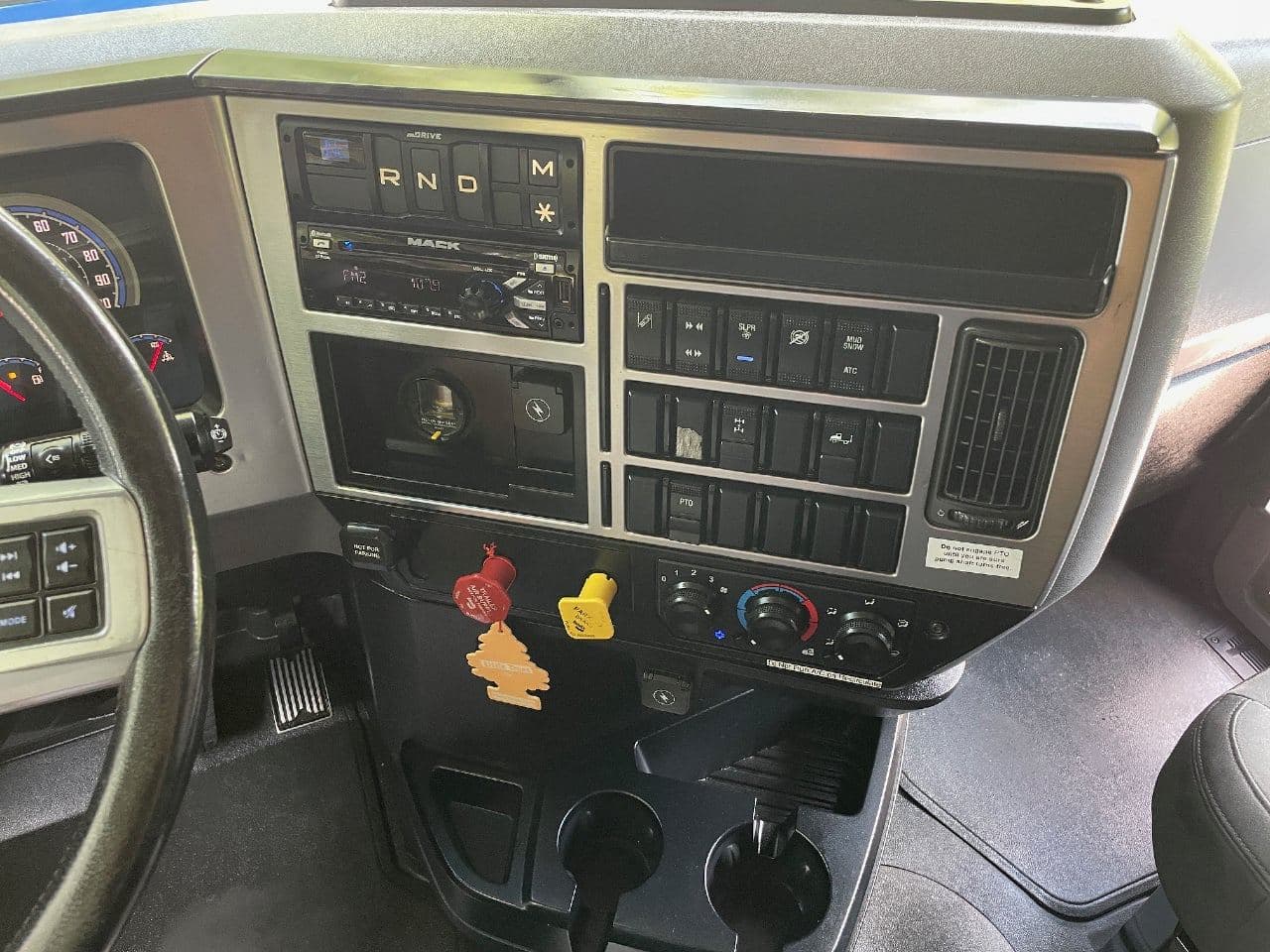 2019 Mack Anthem image 21