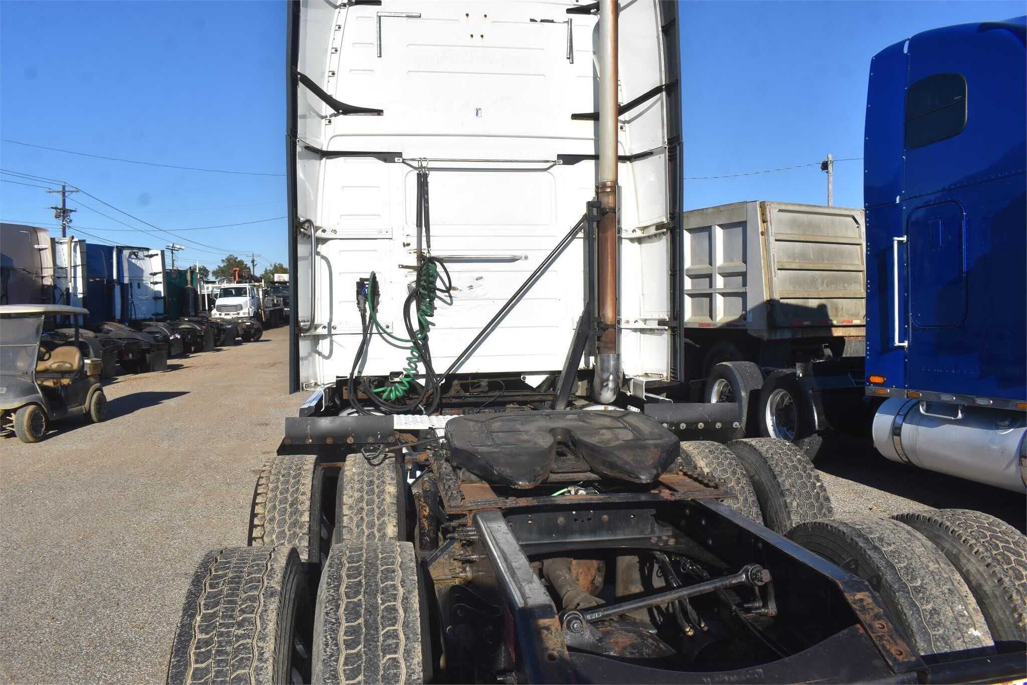 2012 Volvo VNL670 image 5