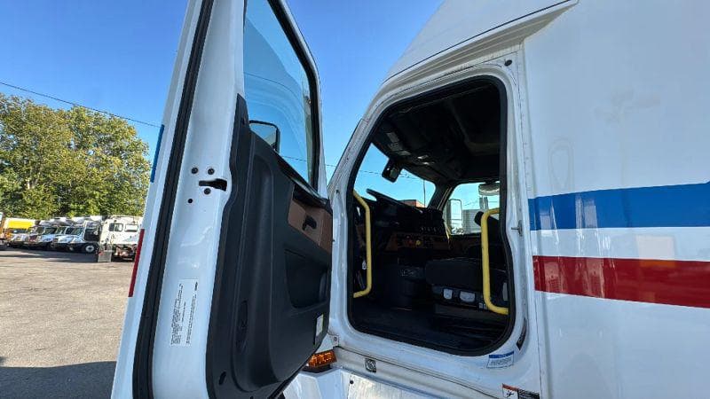 2021 Freightliner Cascadia image 24