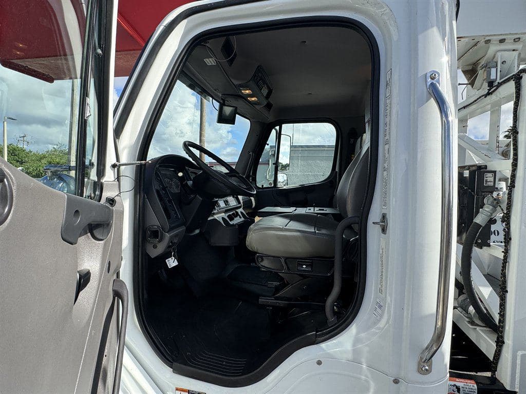 2015 Freightliner M2-112 image 71