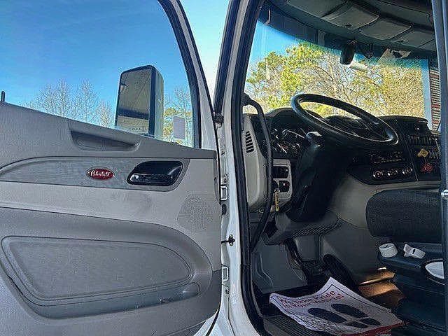 2021 Peterbilt 579 image 6