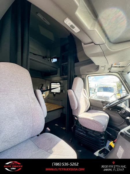 2022 International LT625 image 28