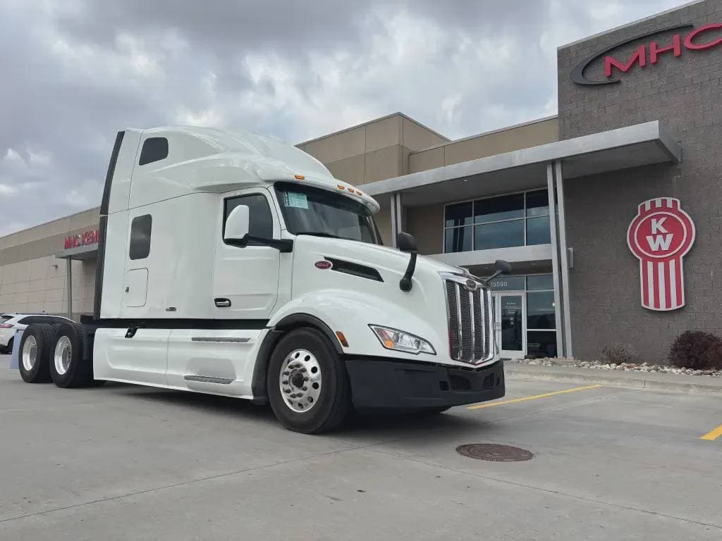 2022 Peterbilt 579 image 1