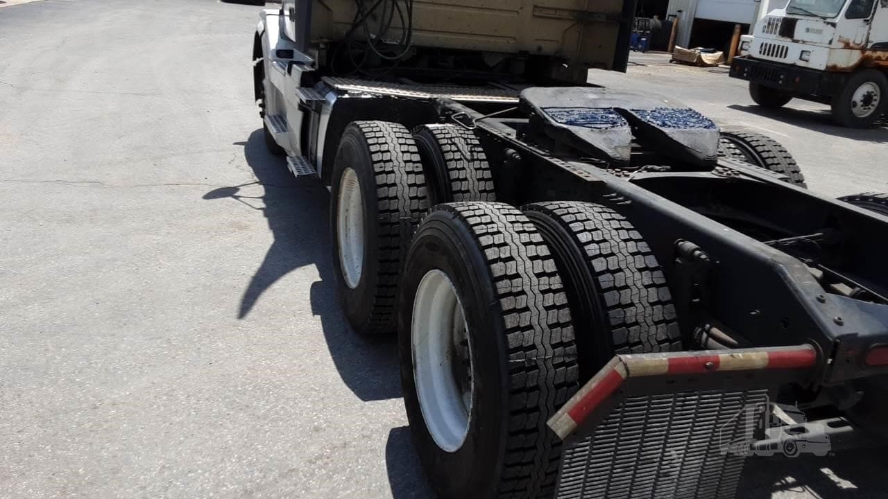 2017 VOLVO VNL64T300 image 6
