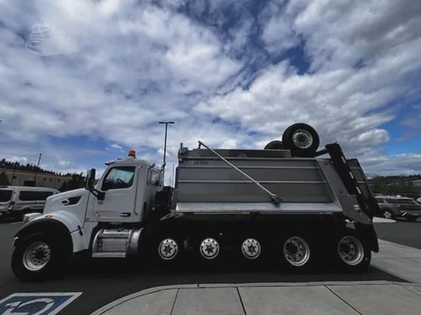 2020 Peterbilt 567 image 1