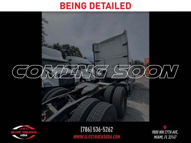 2020 International LT image 3
