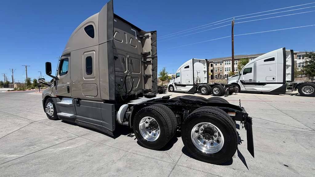 Used 2024 FREIGHTLINER PT126064ST image 12