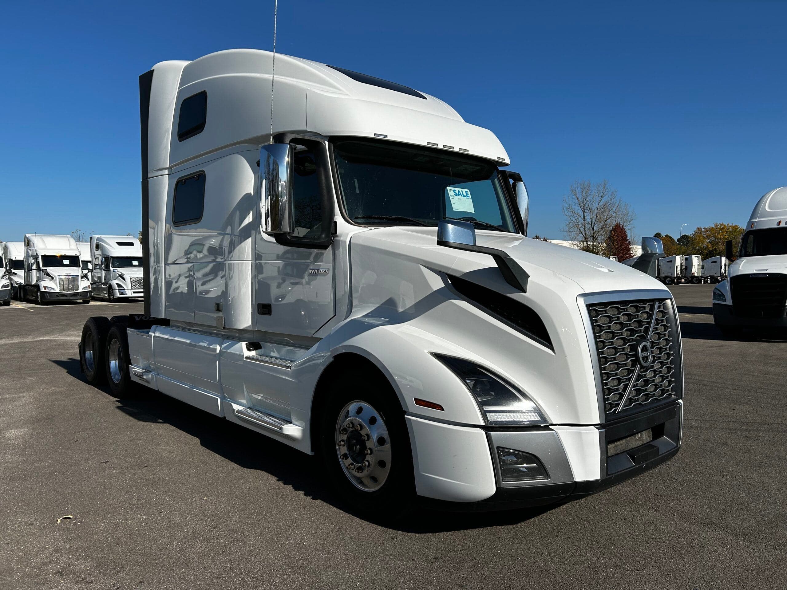 2023 Volvo VNL image 5