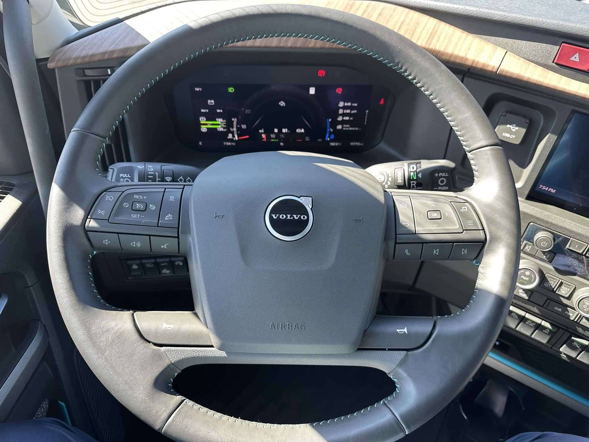 2025 Volvo NEW VNL image 5