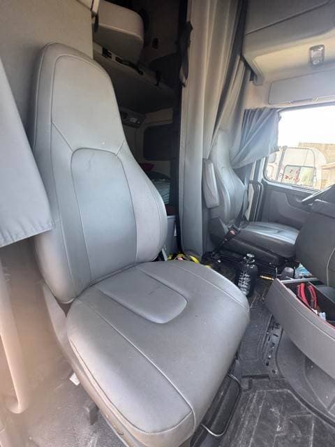 2023 Volvo VNL image 6