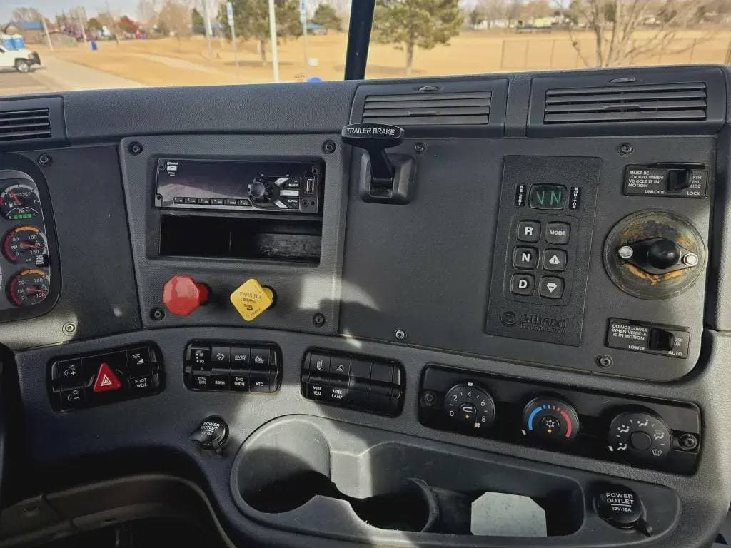 2018 Freightliner Cascadia 113 image 12
