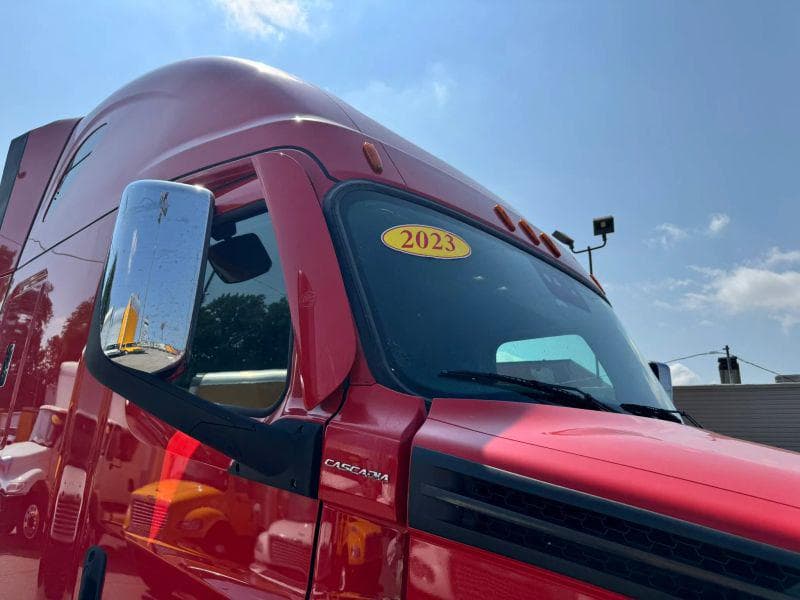 2023 Freightliner Cascadia image 10