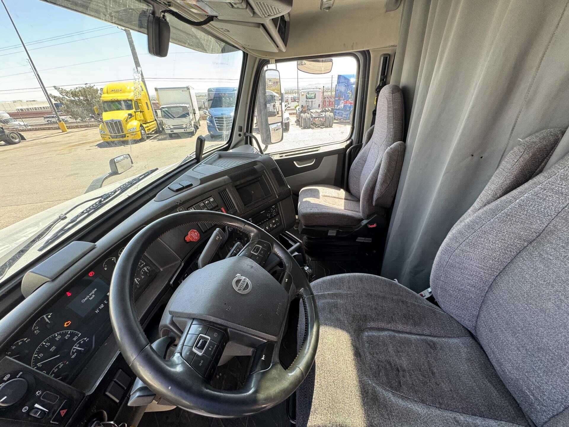 2020 Volvo VNL image 3