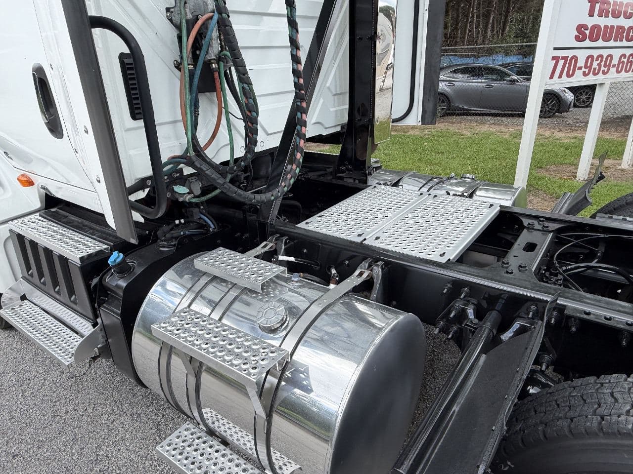 2019 International LT625 image 10