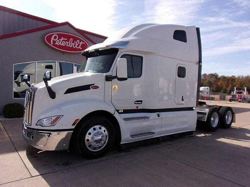 2023 Peterbilt 579 image 1