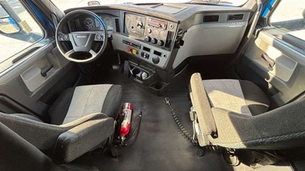 Used 2022 FREIGHTLINER PT126064ST image 3