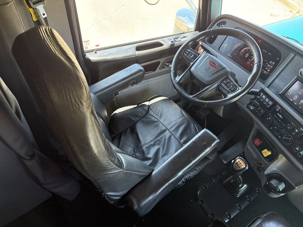Used 2024 PETERBILT 389 image 24