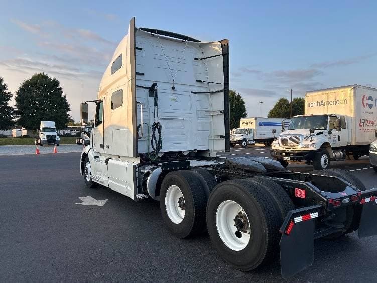 2022 Volvo VNL image 5
