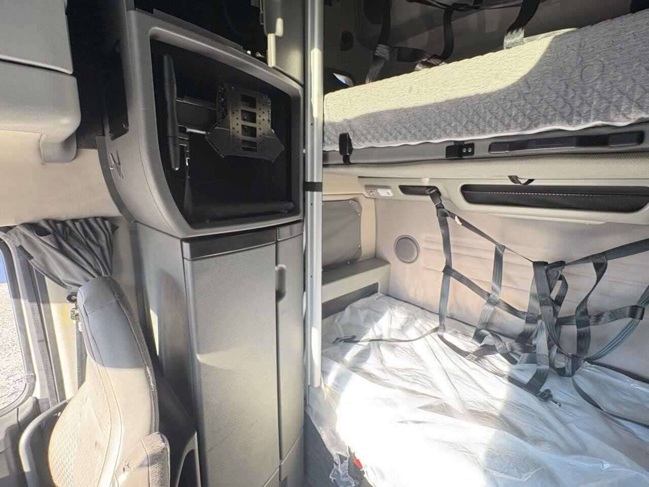 2022 Volvo VNL image 7