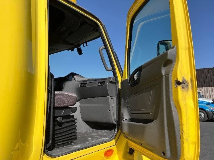 2022 International LT625 image 7