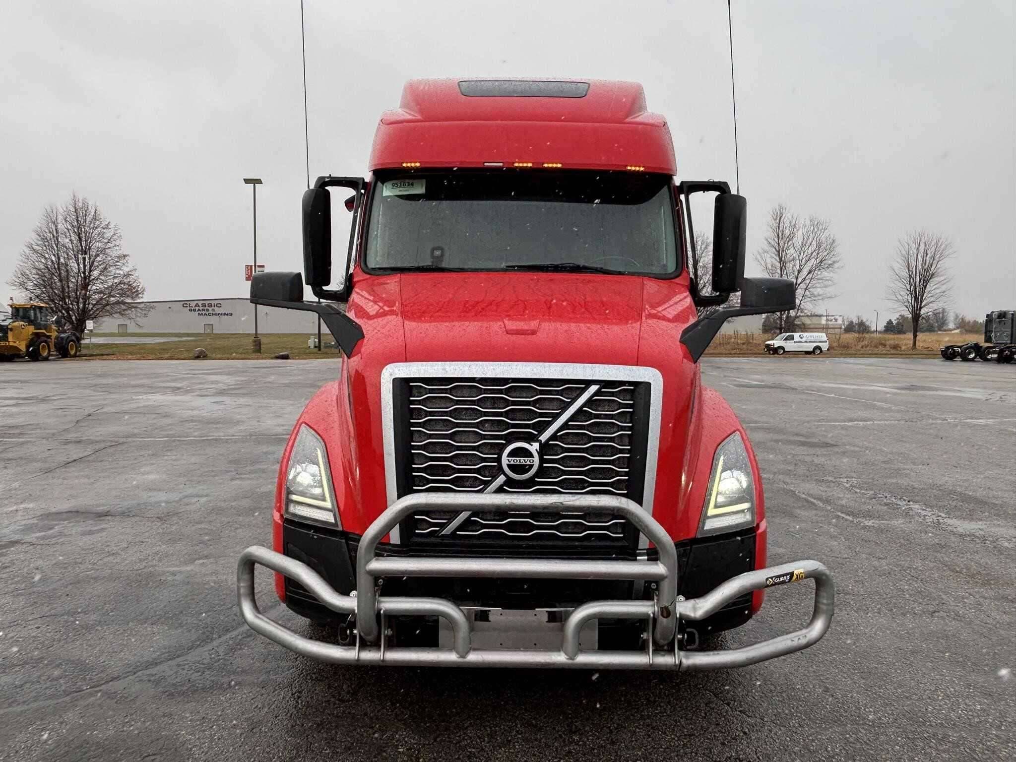 2022 Volvo VNL image 2