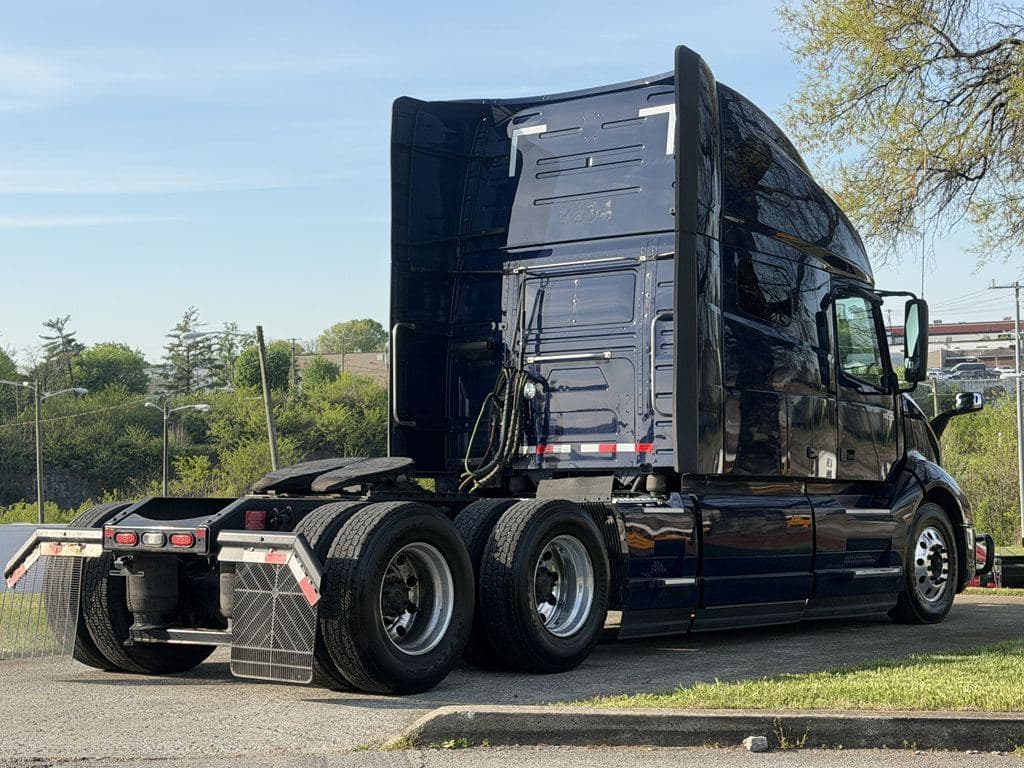 Used 2023 VOLVO VNL64T760 image 8