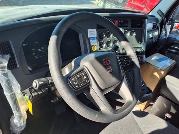 2025 Kenworth T880 image 11