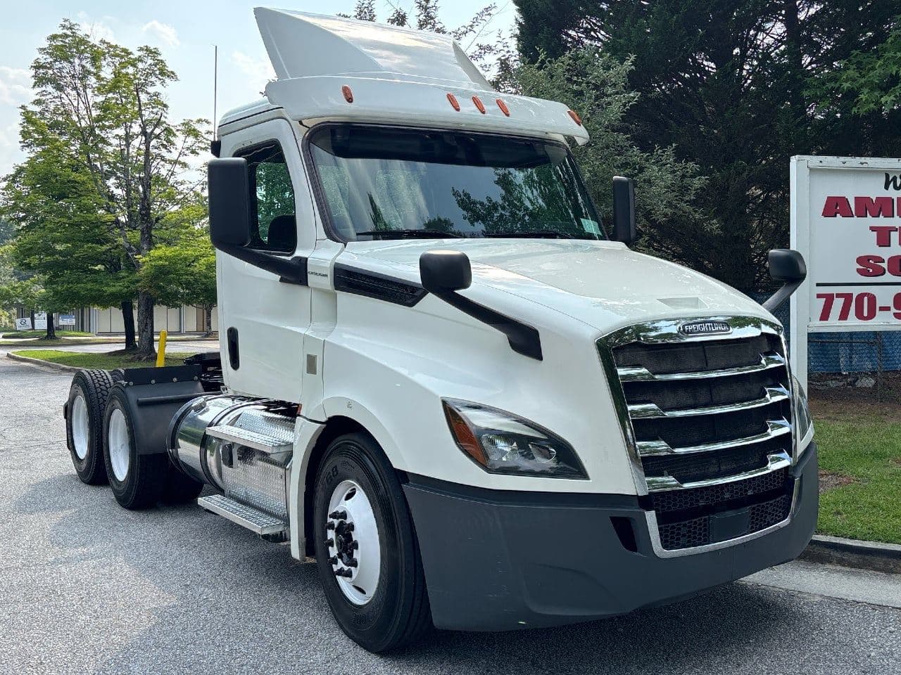 2018 Freightliner Cascadia 126 image 2